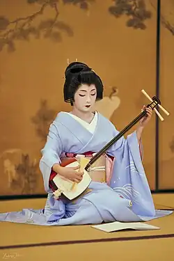 Гейша, играющая на сямисэне