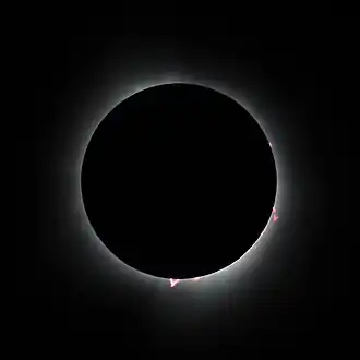 Полное солнечное затмение в Нью-Гэмпшире,справа и снизу видны протуберанцы