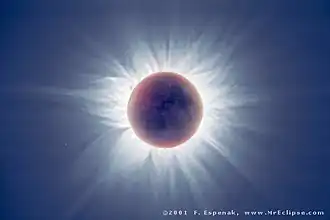 Пепельный свет Луны во время полного солнечного затмения (составное изображение)