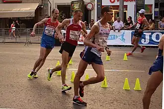 Денис Симанович — в центре