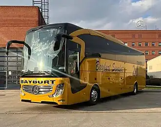 Модель версии Travego 16 SHD в окраске турецкой автобусной компании "Bayburt Seyahat" на территории завода "Mercedes-Benz Türk"