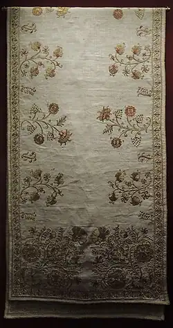 Полотенце. Москва, мастерские Кремля (?), XVII век. По совершении обряда миропомазания царь в течение 7 дней не должен был умываться и менять платье, имея возможность лишь «утираться» этим полотенцем.