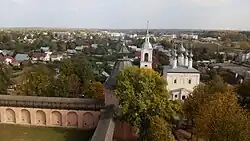 Вид на юго-восточную башню и Смоленскую церковь