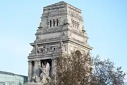 Верхняя часть здания с другой стороны