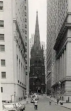 Уолл-стрит и церковь Троицы. Справа — колоннада Нью-Йоркской фондовой биржи