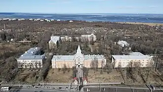 Вид с воздуха на Троице-Сергиеву пустынь и окружающую застройку