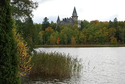 Вид замка со стороны озера