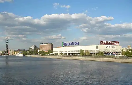 Крымская набережная и Центральный дом художника со стороны Москвы-реки.