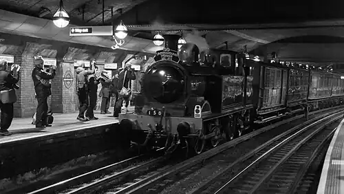 Паровоз с вагонами на станции