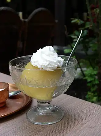 Туфахия со взбитыми сливками