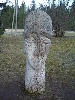 Скульптура Юло Ыуна рядом с колодцем