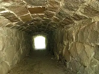 Одна из бойниц замка