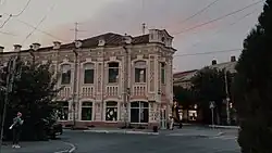 Угол улиц Тургенева и Кирова, на заднем плане улица Свердлова