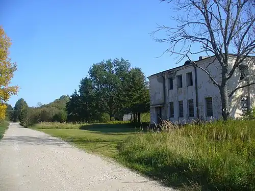 Разрушающееся здание ж/д вокзала Тууди в 2008 году