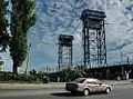 Вид на двухъярусный мост со стороны набережной