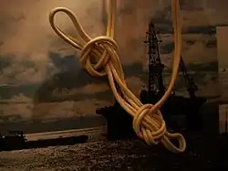 Олимпийский узел, Two hearts that beat as one.У. на середине троса Его назвали олимпийским по тому, что он получается из пяти колец. Это старинный морской узел времён «золотого века паруса». Несмотря на кажущуюся на первый взгляд громоздкость узла, вяжется он не сложнее топового. Надёжен и укорачивает трос:90.