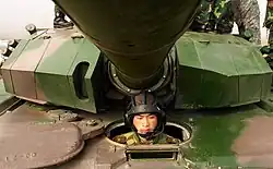 Тип 99 спереди и механик-водитель