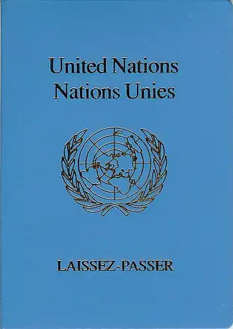 Обложка голубого паспорта ООН с машиночитаемой записью.
