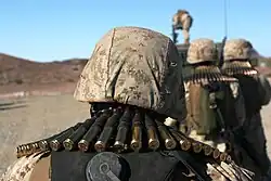 Морпех 11-го экспедиционного отряда морской пехоты несёт ленту .50,  19 июля 2007