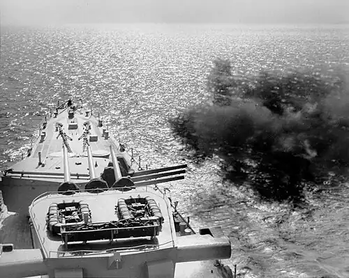 Крейсер USS Manchester (CL-83) ведёт огонь по северокорейским объектам в марте 1953 года