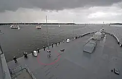 Вид с носовой надстройки на носовую часть корабля, по левому борту: на переднем плане слева — 25-мм АУ Mk. 38 Mod. 1, далее справа — ПУ Mk. 36 SRBOC, ещё правее на заднем плане — 12,7-мм пулемёт M2HB Browning; USS Mount Whitney (LCC-20), 2013 год.