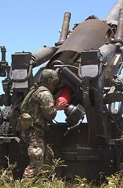 Применение заряда M119A2 при стрельбе из гаубицы M198 на учениях в США в 2004 году.