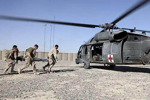 Военный медицинский вертолёт UH-60 ВМС США эвакуирует раненных.
