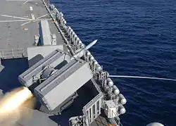 Ракета Sea Sparrow стартует с USS Makin Island