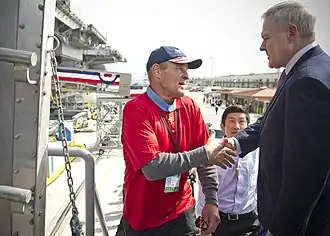 Бака и министр ВМС Рэй Мабус, 2011 год