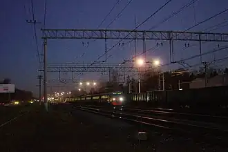 Ночной вид с платформы на прибывающий электропоезд