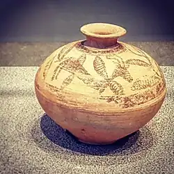 Терракотовый сосуд  из первой находки в Умм ан-Наре, Абу-Даби. 2000-2500 г. до н.э.. Сосуд экспонируется в Лувре Абу-Даби