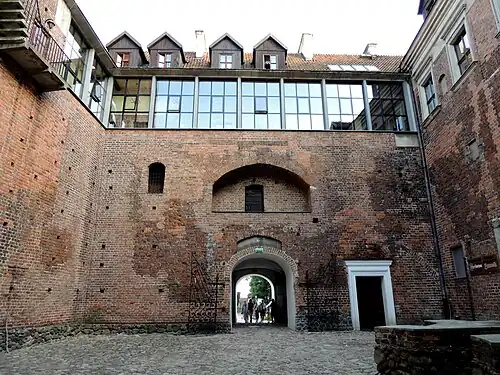 Замковый двор