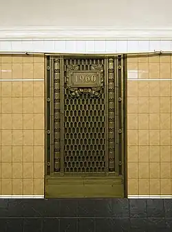 Дверца на путевой стене