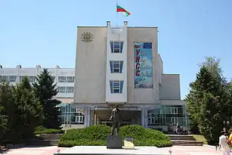 Центральный вход университете