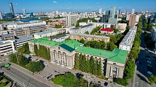 Уральский гуманитарный институт (слева примыкает здание департамента математики, механики и компьютерных наук)