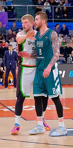 Против Артёма Комиссарова