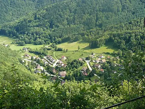 Вид на коммуну с высоты шато