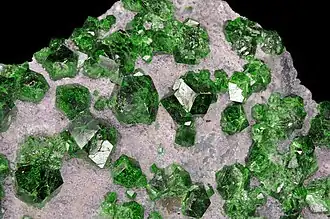 Кристаллы уваровита из Сарановского месторождения, Средний Урал, Россия