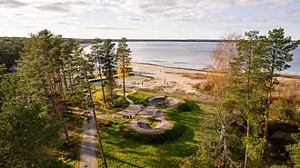 Морской пляж в посёлке Вызу