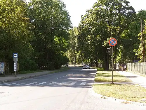 Вид улицы вдоль Ботанического сада