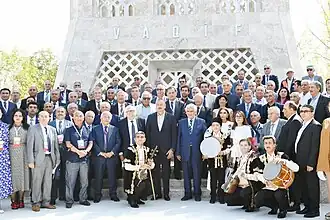 Участники Дней поэзии Вагифа 2021 года вместе с президентом Азербайджана Ильхамом Алиевым на фоне мавзолея поэта в Шуше