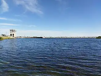 Шлюз № 10 и мол, отделяющий участок входа в шлюз от остальной акватории