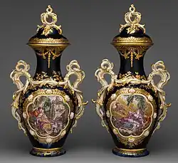 Две вазы с росписью «в резервах» по мотивам кратин Ф. Буше. Ок. 1762 г.