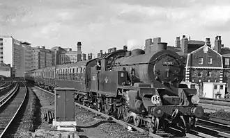 № 30517 с порожним составом выходит со станции Ватерлоо. Суббота, 25 августа 1962 года