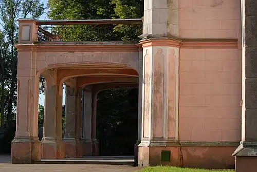 Балкон нал главным входов