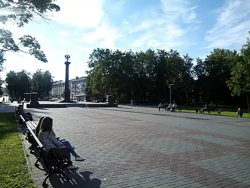 Общий вид площади со стелой