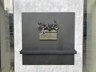 Мемориальная доска демонстрации «17 ноября 1989» на Национальном проспекте в Праге, за которой последовала Бархатная революция