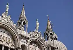 Скульптуры верхнего яруса собора Сан-Марко в Венеции