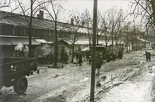 Бараки Нарвской суконной фабрики, приют для больных тифом воинов СЗА в Нарве. Грузовики в ожидании выноса тел умерших. Январь 1920 года
