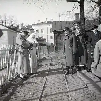 Во дворе госпиталя. Слева А. Вырубова, справа В. И. Гедройц.